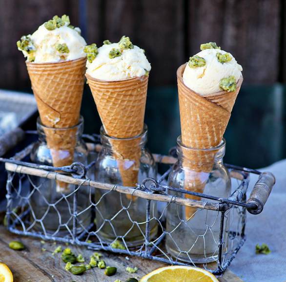 Orangen-Mascarponeeis mit Pistazien