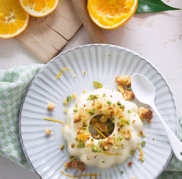 Orangen-Pannacotta mit Cantuccini-Streuseln
