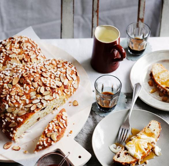 Colomba Pasquale: Italienische Ostertaube aus Hefeteig angeschnitten auf einem Holzbrett