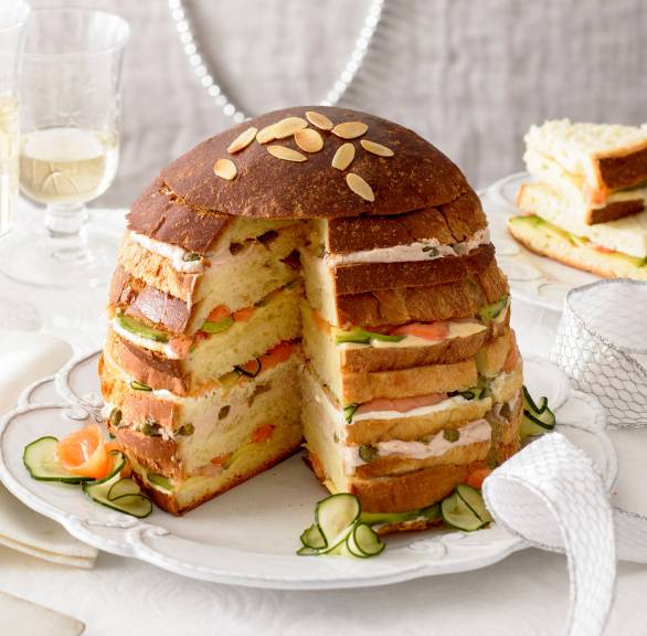 Muffuletta Sandwichtorte mit mehreren Schichten aus Lachs, Thunfisch und Gurke