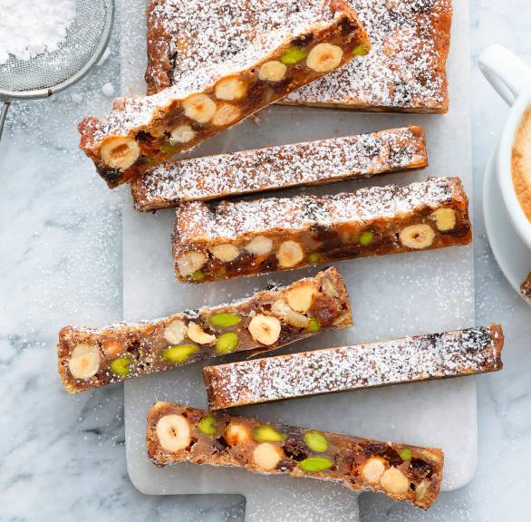 Panforte Gewürzkuchen angeschnitten auf einem Marmorbrettchen