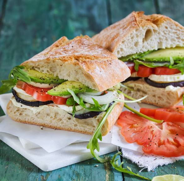 Panini mit gegrillter Aubergine und Avocado