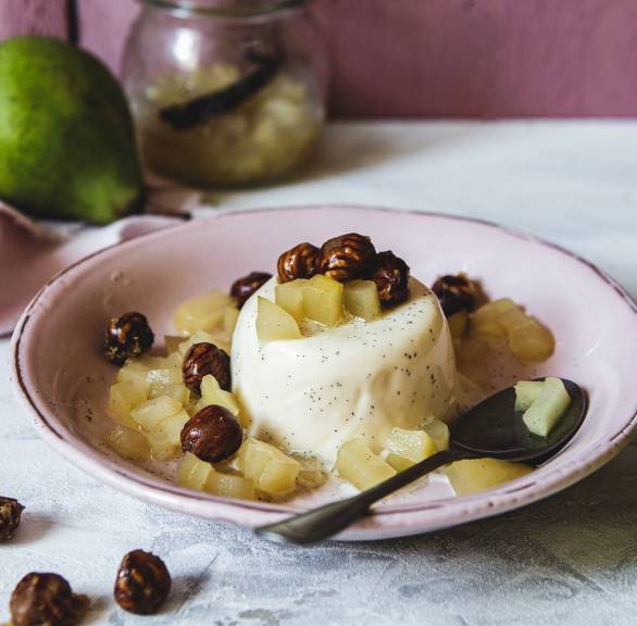 Pannacotta mit Birnenkompott und karamellisierten Haselnüssen