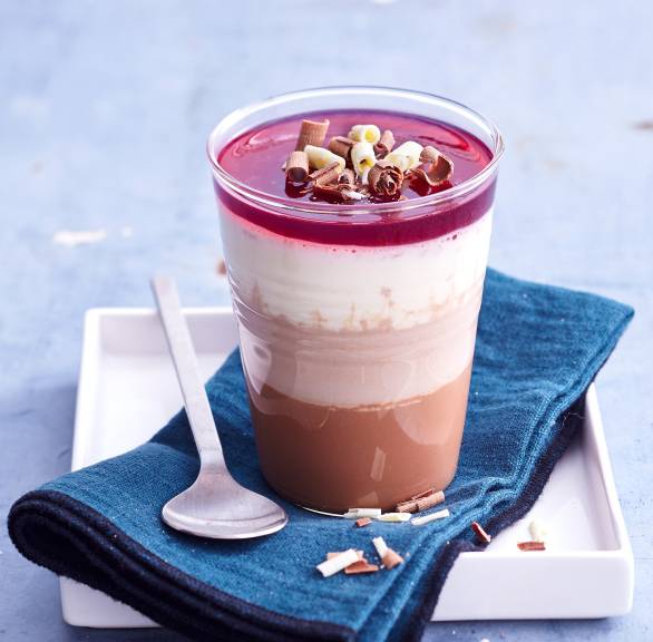 Pannacotta mit dreierlei Schokoladen und Waldfruchtsoße