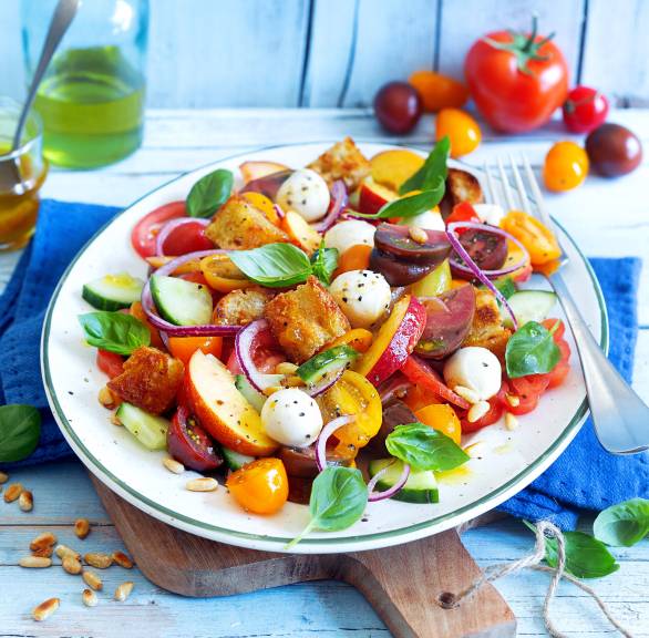 Panzanella mit bunten Tomaten, Mozzarella und Nektarinen