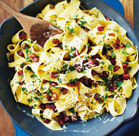  Pappardelle mit Salami-Carbonara in einer Pfanne