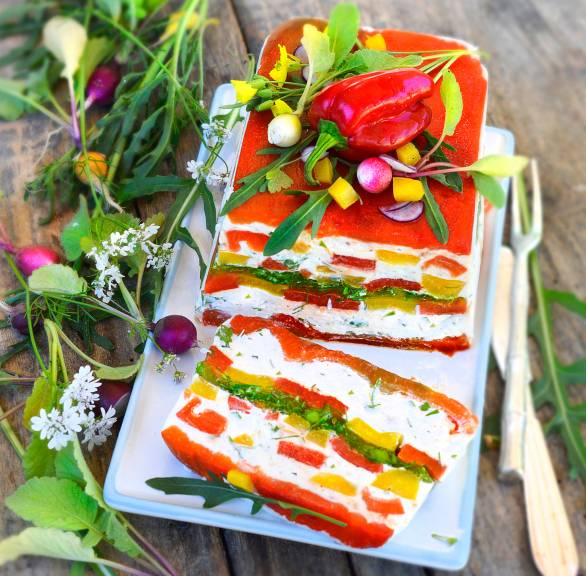 Terrine mit Paprika & Frischkäsecreme aus der Kastenform gestürzt auf einer Servierplatte