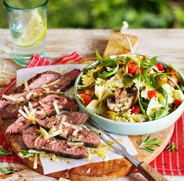 Parmesansteak mit Nudelsalat