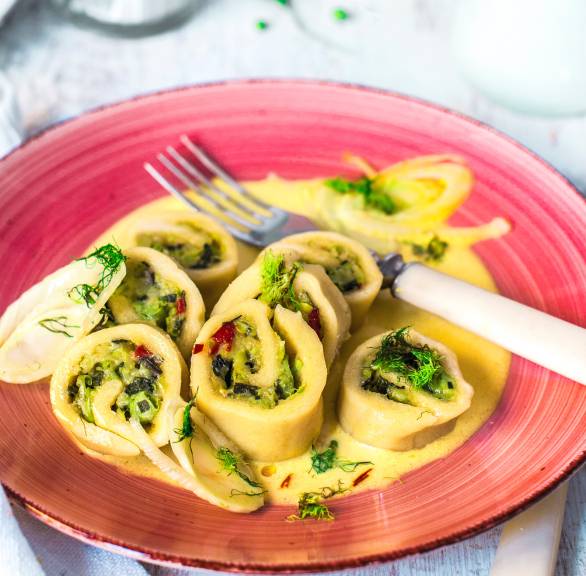 Pastarollen auf einem Teller mit Sauce