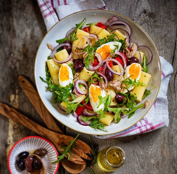 Pastasalat mit Rucola, Thunfisch und Eiern