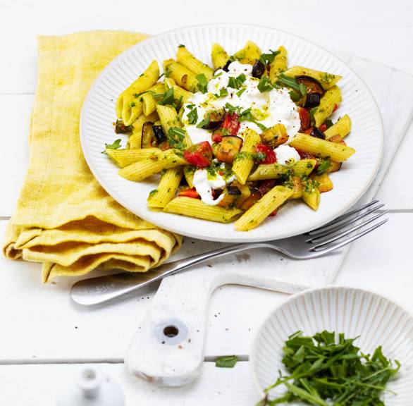 Penne mit Rucola-Pistazien-Pesto und Burrata