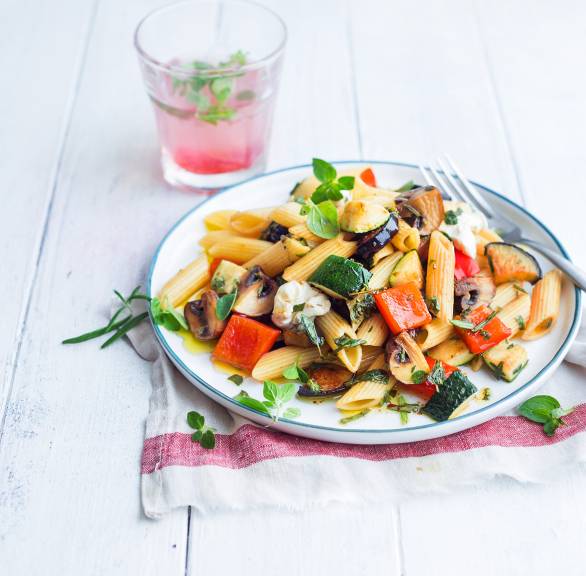 Penne-Salat mit Sommergemüse und Kräuterdressing