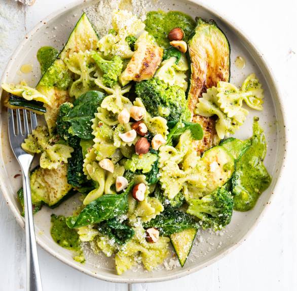 Pesto-Farfalle mit gegrillter Zucchini