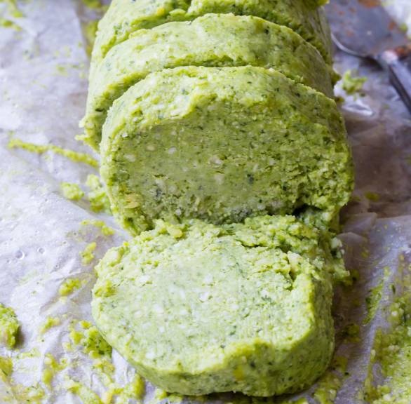 Selbstgemachte Pestorolle angeschnitten auf einem Stück Backpapier