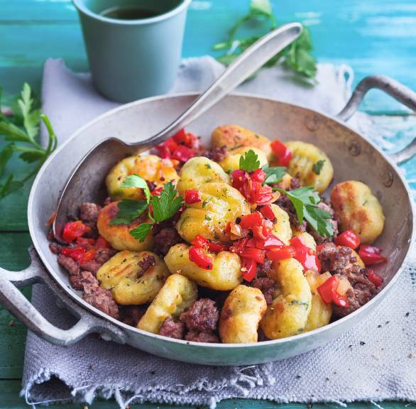 Petersiliengnocchi-Hack-Pfanne mit Paprikasalsa