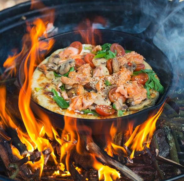 Pfannenpizza vom Grill mit Lachs und Pilzen