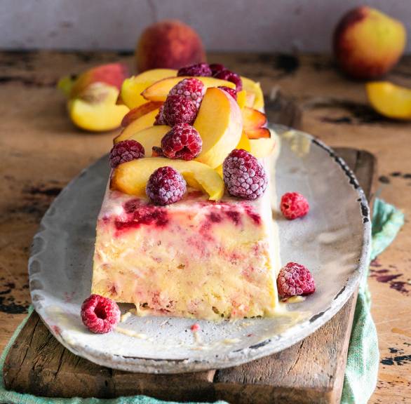Pfirsich-Himbeer-Semifreddo mit süßem Minzpesto