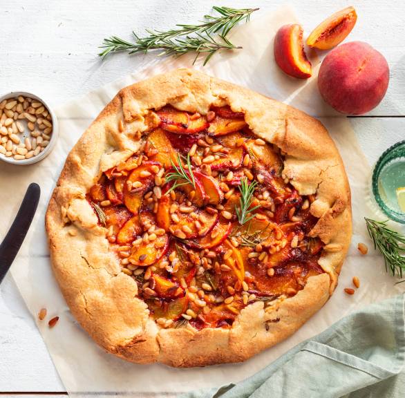 Pfirsichcrostata mit Pinienkernen und Rosmarin