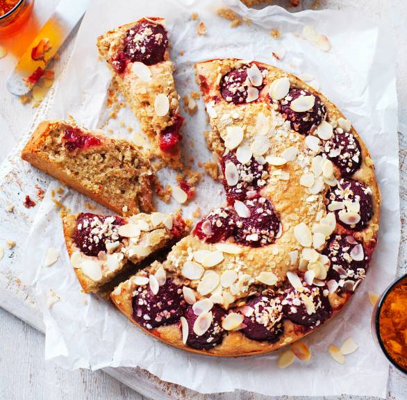 Pflaumen-Buttermilch-Kuchen mit Haferflocken aus der Springform angeschnitten auf einer Kuchenplatte