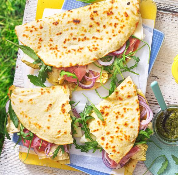 Piadina mit Parmaschinken, Artischocken und Provolone