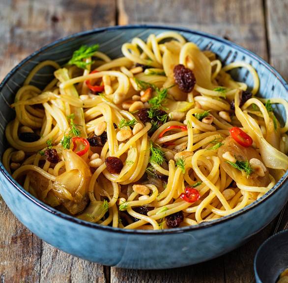 Spaghetti in einem tiefen Teller mit Weißweinsauce, Fenchel und Rosinen