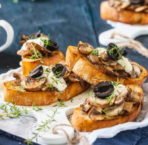 Pilz-Bruschette mit Ricotta und Oliven