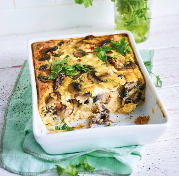 Gebackene Pilz-Frittata mit Feta in einer Auflaufform