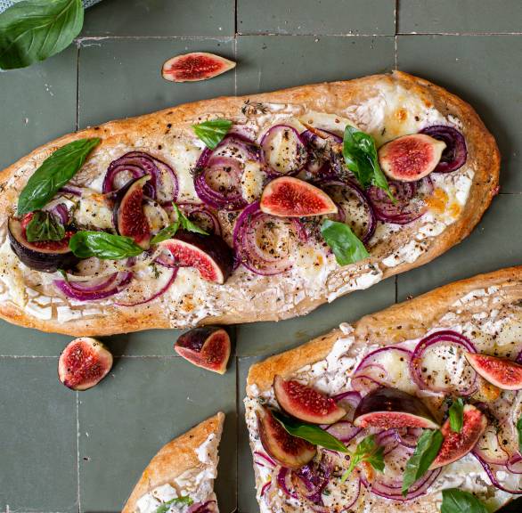 Pinsa mit Zwiebeln & Feigen