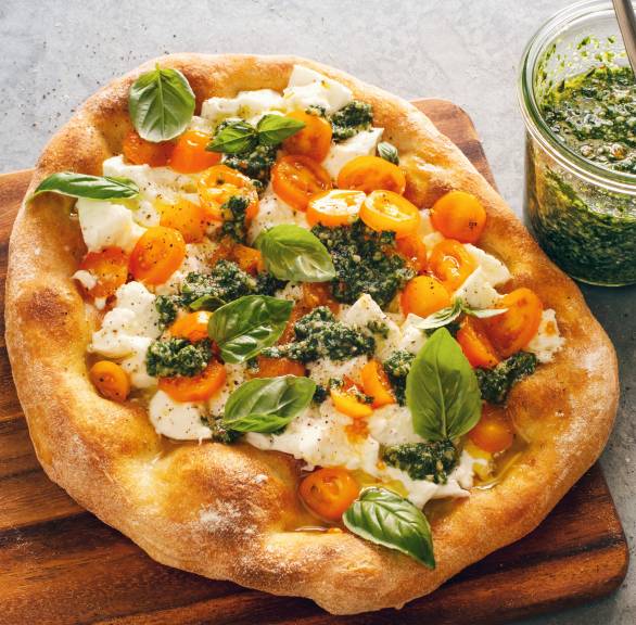 Pinsa Romana mit Kirschtomaten, Büffelmozzarella und Pesto