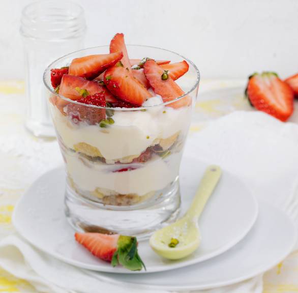 Pistazien-Erdbeer-Schichtdessert