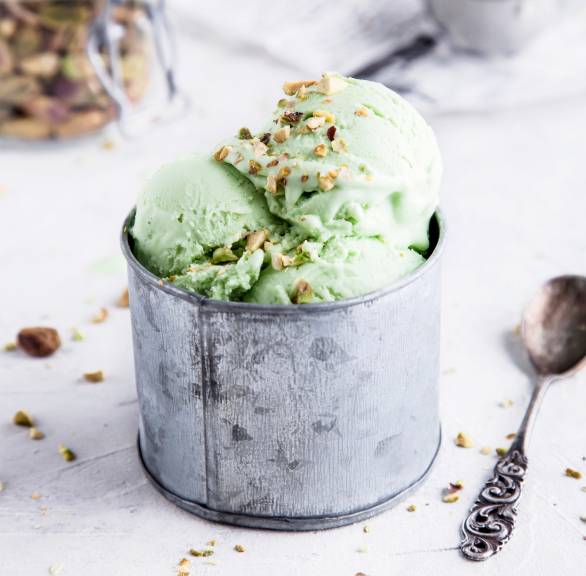 Mascarpone-Pistazien-Eis mit Mandeln