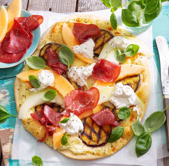 Pizza bianca mit Aubergine, Melone & Bresaola
