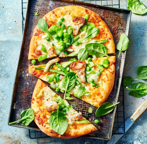 Pizza bianca mit dicken Bohnen, Erbsen, Artischocken & Spinat