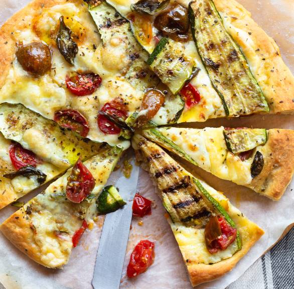 Pizza bianca mit gegrillter Zucchini, Crème fraîche und Mozzarella