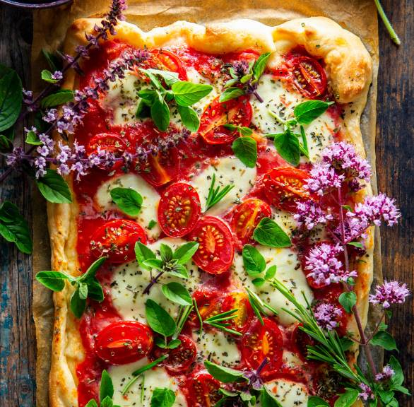 Pizza Margherita mit Kräutern