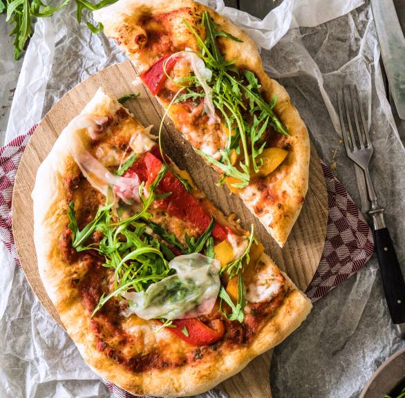 Pizza mit gegrillter Paprika, Lardo & Rucola