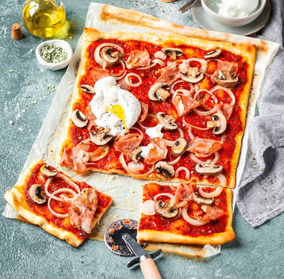 Pizza mit Prosciutto, Pilzen und Burrata