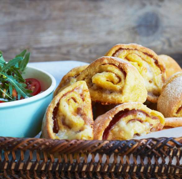 Pizzabrötchen mit Rucolasalat