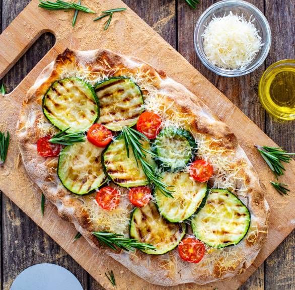 Pizzafladen mit gegrillter Zucchini