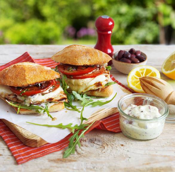Caprese-Burger mit gegrilltem Putenfilet und Olivenmayonnaise