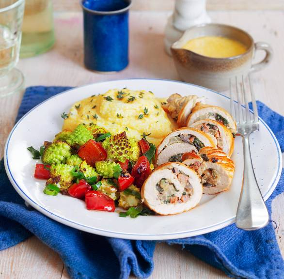 Puteninvoltini mit cremiger Polenta und knackigem Paprika-Romanesco-Gemüse