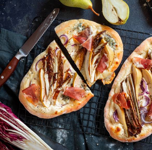 Radicchio-Pinsa mit Birne und Gorgonzola