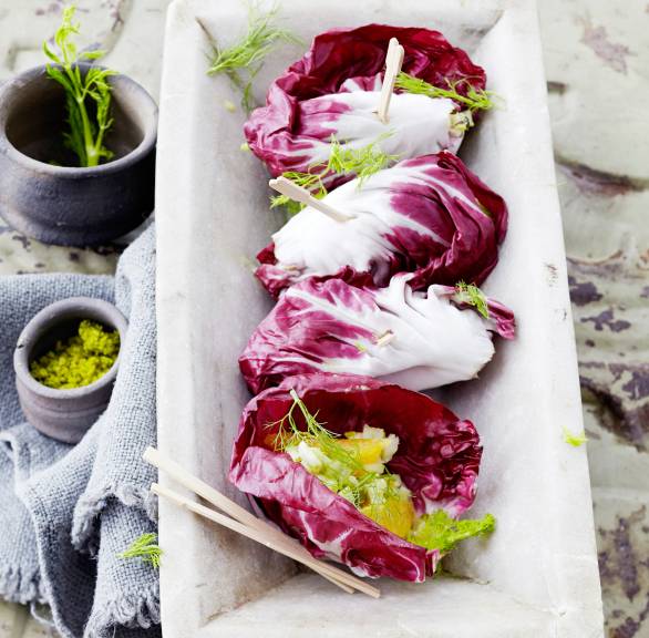  Radicchio-Blätter gefüllt mit Fenchelsalat mit Orangen getoppt von Pistazienkernen auf einer Vorspeisenplatte