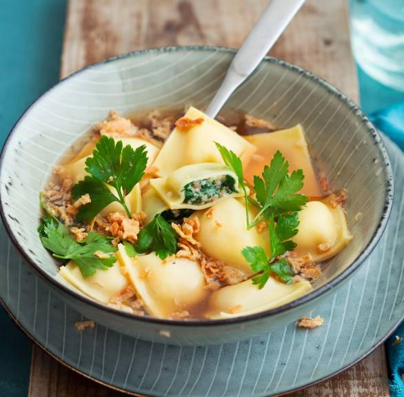 Ravioli in Rinderbrühe in einer Schüssel