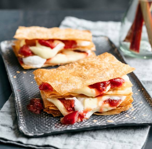 Zwei Rhabarber-Vanillecreme-Schnitten aus Filoteig auf einem Dessertteller