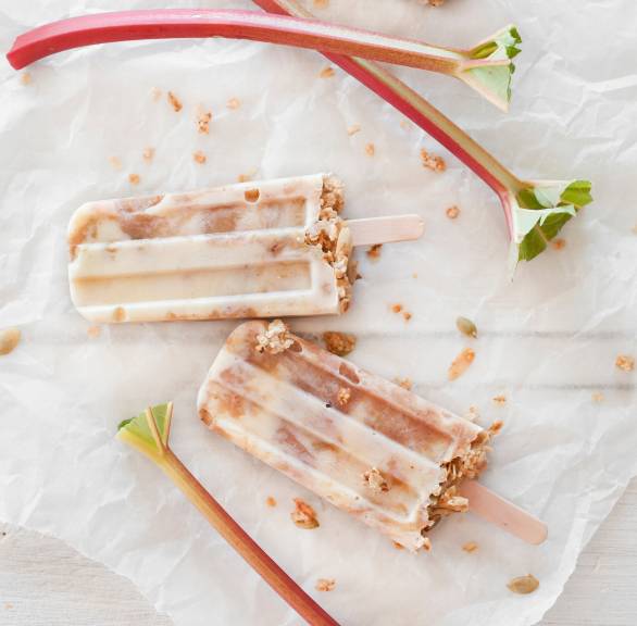 Rhabarbereis am Stiel mit Granola