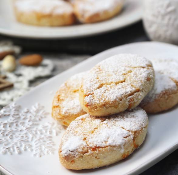 Ricciarelli Plätzchen auf zwei Tellern auf einem Tisch