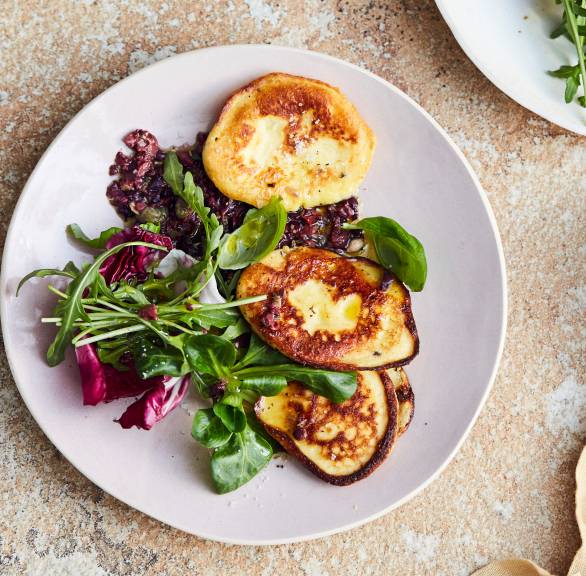 Ricotta-Bratlinge mit Salat und Olivenpaste