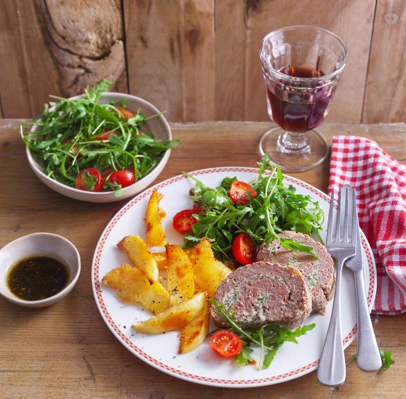 Ricotta-Hackrollbraten mit Parmesan-Kartoffelspalten