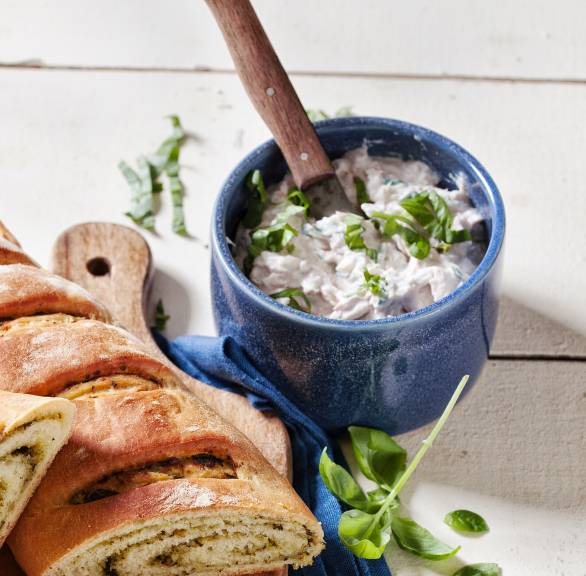 Selbstgemachter Ricotta-Thunfischaufstrich in einer Schale neben frischem italienischem Brot